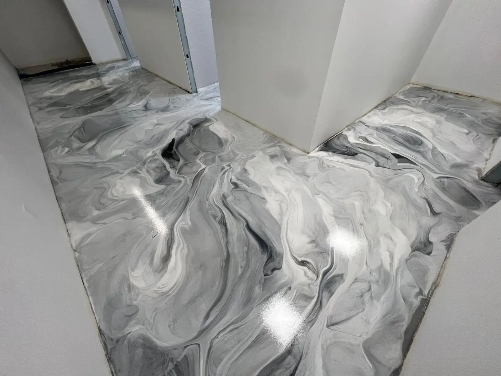 Gray and white metallic marble epoxy floor